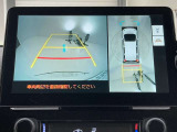 バックカメラの他に上から見下ろしたような画像が見れるアラウンド(全方位)モニター。前後左右を把握できる、すごい機能が装備されています!