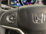 ステアリングスイッチがついていますので、オーディオのチャンネル変更、ボリューム、ジャンル変更が操作可能です。ハンドルから手を離さず安全に操作できます。