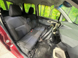 運転席まわりには十分なスペースがあり、大柄な方でもゆったり運転していただける環境です。