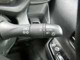 高速道路のトンネル通過等で重宝するオートライト機能付です。
