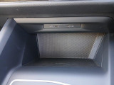 運転席、助手席の間には置くだけ充電にタイプC端子差し込み口が備わっております♪