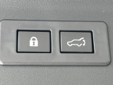 【パワーバックドア】スマートキーや運転席のボタンを押すだけでリアゲートが自動で開閉します!荷物を持っている時や、高い位置にあるバックドアを閉める際に便利な機能です♪