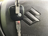 【キーレス】少し離れた場所からでもボタン一つでドアの開錠・施錠ができるのでとっても便利!ドアの鍵穴周りに傷をつけることもありません♪