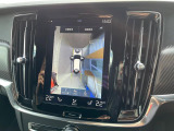 【360&deg;ビューカメラ】4台の高解像度カメラで360度の鳥瞰図を表示。隣の車や壁、死角にある障害物などを画面で確認できるため、狭いスペースでの駐車・出入りも安心です。