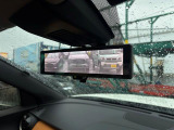 【デジタルインナーミラー】車両後方カメラの映像をミラーに映すことが出来ます。 そのため、後席に人や荷物があって後方が見えづらい場合でもしっかり視界を確保することが出来ます。