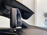 自動防眩機能を備えたルームミラー。ETC車載器を搭載しておりスタイリッシュかつ機能性を兼ね備えております。