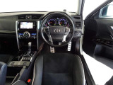 革巻きステアリングで快適な操作性の運転席です。