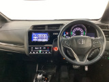 車内は光触媒抗菌消臭施工済です。インパネ周りはスタイリッシュなデザインで機能や装備も充実しています。グローブボックスやカップホルダーのほかにトレーなどたくさんの収納スペースが付いています。