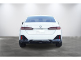 ワイド&ローが強調されたリアスタイリング。水平基調のテールライトが、次世代BMWのアイデンティティを主張します。