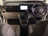車内は光触媒抗菌消臭施工済です。インパネ周りはスタイリッシュなデザインで機能や装備も充実しています。グローブボックスやカップホルダーのほかにトレーなどたくさんの収納スペースが付いています。
