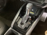 シンプルでとても使いやすいフロアシフトに、パーキングブレーキは電子制御パーキングブレーキです。