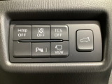 運転席脇のクラスタースイッチ部分にはカメラ切り替えスイッチ、パーキングセンサー、その他走行系スイッチを集中配置しております。電動リアゲートスイッチも目立つよう配置しています。