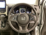 ハンドルにHondaセンシング系のクルーズコントロールやレーンキープアシストなどのスイッチと、オーディオの操作スイッチが装備されています。ハンドルから手を離さず安全に操作できます。