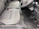 運転席シート足元です。