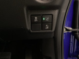 Hondaセンシング用の、VSA(ABS+TCS+横滑り抑制)解除と路外逸脱抑制機能のオンオフスイッチなどはハンドルの右側に装備しています。