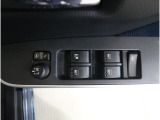 運転席からドアミラー開閉&角度調整、集中ドアロック、全ウィンドーの開閉を行えるスイッチが集約されております。