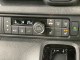 【オートエアコン】一度お好みの温度に設定すれば、車内の温度を検知し風量や温度を自動で調整。暑い&hellip;寒い&hellip;と何度もスイッチ操作をする必要はありません。快適な車内空間には必須の機能ですね♪