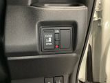 助手席側パワースライドドアです。リモコンや運転席のスイッチ操作で楽々自動開閉。