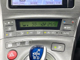 【オートエアコン】一度お好みの温度に設定すれば、車内の温度を検知し風量や温度を自動で調整。暑い&hellip;寒い&hellip;と何度もスイッチ操作をする必要はありません。快適な車内空間には必須の機能ですね♪