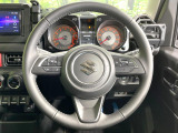 インテリアに合わせたデザインのステアリングは、運転される方のことも考え、運転しやすい形状、大きさです。是非一度、実際に触ってお確かめください。