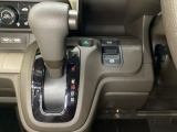 CVT車のセレクトレバーです。低速から高速まで、変速ショックのないスムーズな走りと、エンジン効率のよい領域を維持して燃費にも貢献します。サイドブレーキはスイッチ操作の電子制御パーキングブレーキです。