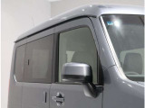 電動格納ミラーになっておりますので、車内からミラーの角度の調節、開いたり・格納ができて便利です♪