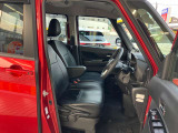 ゆったり座り心地の良い運転席シート、状態も良好です!!!センターアームレストも付いています。純正オプション革調シートカバー付きです!!!