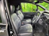 運転席まわりには十分なスペースがあり、大柄な方でもゆったり運転していただける環境です。