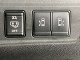 両側パワースライドドアを採用しており、運転席から簡単に開閉操作が可能です。駐車場や狭い場所でも扱いやすく、乗車時・降車時の負担を軽減します。