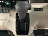 CVT車のセレクトレバーです。低速から高速まで、変速ショックのないスムーズな走りを実現するとともに、エンジン効率のよい領域を維持することで燃費にも貢献します。