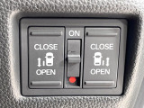 【両側スライドドア】駐車場で隣の車との間隔が狭く乗りにくい時、スライドドアなら安心!ドアオープン時も幅を取らず、開口部が広いので乗り降りがとっても簡単です。大きな荷物の出し入れも後席から可能♪