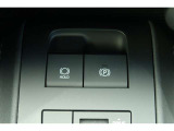 【電動パーキングブレーキ】オートモードのときは、シフトレバーの操作に応じてパーキングブレーキが自動で作動♪