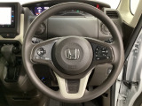 ハンドルにHondaセンシング系のクルーズコントロールやレーンキープアシストなどのスイッチと、オーディオの操作スイッチが装備されています。ハンドルから手を離さず安全に操作できます。