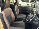運転席の画像です。足元やシートまわりに余裕があり、リラックスした姿勢で運転が可能です。視界も良好で操作系へのアクセスもしやすく、快適で安心感のあるドライブをサポートします。