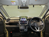【見晴らしの良い運転席】フロントガラスが広く周囲を見渡しやすい設計です。視点が高いため遠くまで見通すことができ、運転に集中しやすい環境が整っています。