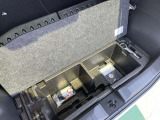 ラゲッジスペースのボードの下にも収納スペースがあります。