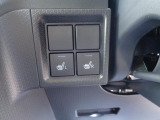 運転席と助手席にはシートヒーターが付いています。