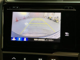 リバースギアに入れるだけで後方の表示へ切り替わります。夜間や雨の日の駐車も楽になりますよ。