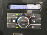オートエアコンは温度を設定するだけで、自動で風量などを設定してくれます。運転しながら操作も必要ないので、安全性も向上します。