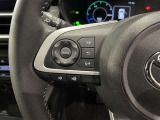 ステアリングスイッチ付きで、運転中に視線を前に向けたまま操作できます。