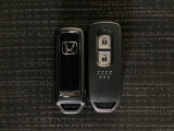 スマートキーを装備しています。鍵を差し込むことなくドアロックの開け閉めと、スタートボタン操作でのエンジンスタートができます。スペアキーも同じものを用意しております。