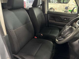 運転席の画像です。足元やシートまわりに余裕があり、リラックスした姿勢で運転が可能です。視界も良好で操作系へのアクセスもしやすく、快適で安心感のあるドライブをサポートします。