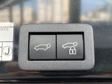 【パワーバックドア】スマートキーや運転席のボタンを押すだけでリアゲートが自動で開閉します!荷物を持っている時や、高い位置にあるバックドアを閉める際に便利な機能です♪