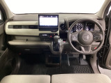 車内は光触媒抗菌消臭施工済です。インパネ周りはスタイリッシュなデザインで機能や装備も充実しています。グローブボックスやカップホルダーのほかにトレーなどたくさんの収納スペースが付いています。