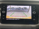 ギアをリバースに入れると車両後方の映像を映し出します。画面にはガイドラインが表示され、車庫入れや縦列駐車などの際に安全確認をサポートします。