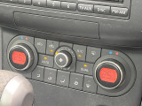 【オートエアコン】一度お好みの温度に設定すれば、車内の温度を検知し風量や温度を自動で調整。暑い&hellip;寒い&hellip;と何度もスイッチ操作をする必要はありません。快適な車内空間には必須の機能ですね♪