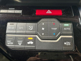 【オートエアコン】一度お好みの温度に設定すれば、車内の温度を検知し風量や温度を自動で調整。暑い&hellip;寒い&hellip;と何度もスイッチ操作をする必要はありません。快適な車内空間には必須の機能ですね♪