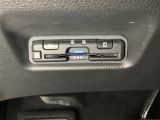 ハンドルの左下にETCがついています。高速道路の料金所の通過も楽々です。 カードの取り出しもしやすい場所についています。