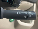 【オートエアコン】一度お好みの温度に設定すれば、車内の温度を検知し風量や温度を自動で調整。暑い&hellip;寒い&hellip;と何度もスイッチ操作をする必要はありません。快適な車内空間には必須の機能ですね♪
