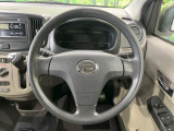 インテリアに合わせたデザインのステアリングは、運転される方のことも考え、運転しやすい形状、大きさです。是非一度、実際に触ってお確かめください。